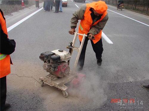 廈門路面工程中的關(guān)鍵工序 水泥混凝土路面切割開槽與切縫技術(shù)解析